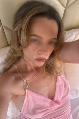 Scarlet Hunter l Green-Eyed Aussie